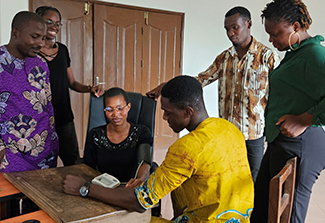 Halimatou Alaofè training dieticians to measure blood pressure