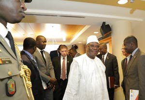 Mali President Ibrahim Boubacar Keïta and a delegation walk through halls of the NIH Clinical Center