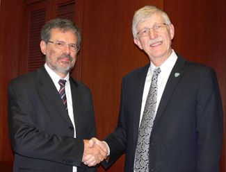 Dr. Carlos de Brito Cruz of FAPESP and NIH Director Dr. Francis Collins shake hands