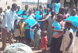 Photo: Man distributes out insecticide-treated mosquito nets to crowd